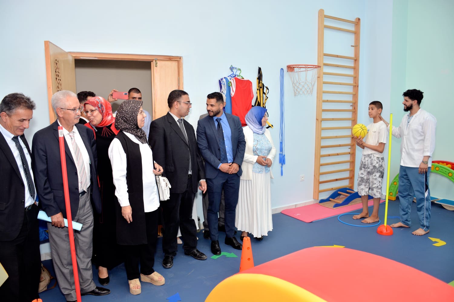 Visiteurs dans une salle équipée pour les activités physiques